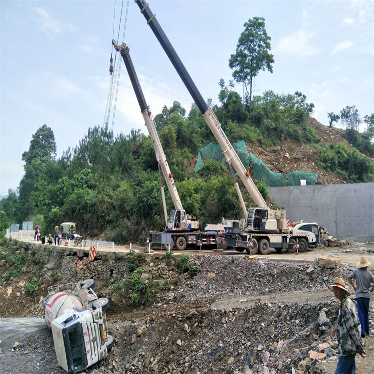 浠水汽车掉沟里叫吊车救援要多少钱